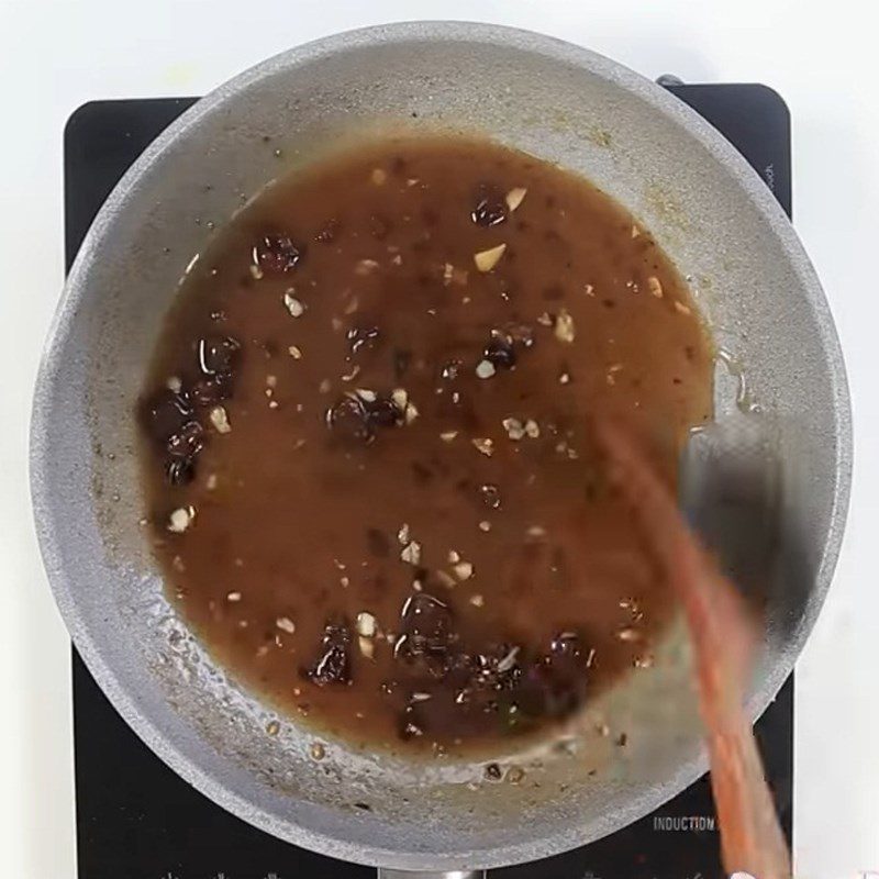 Step 3 Making tamarind sauce with pig ears