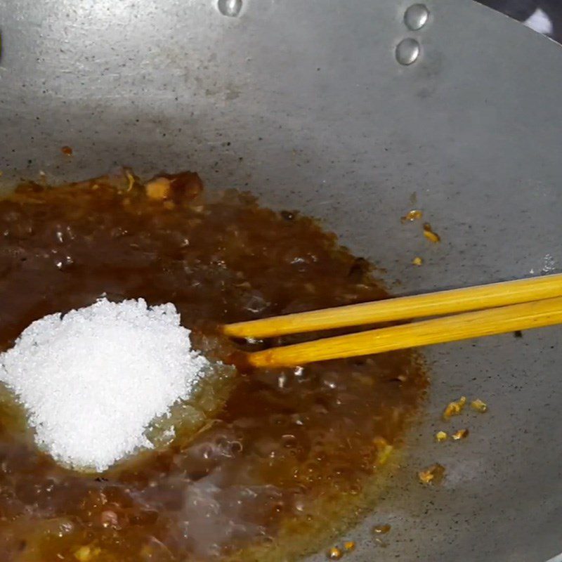 Step 3 Make tamarind sauce and scallion oil Fried giant snakehead fish with tamarind sauce