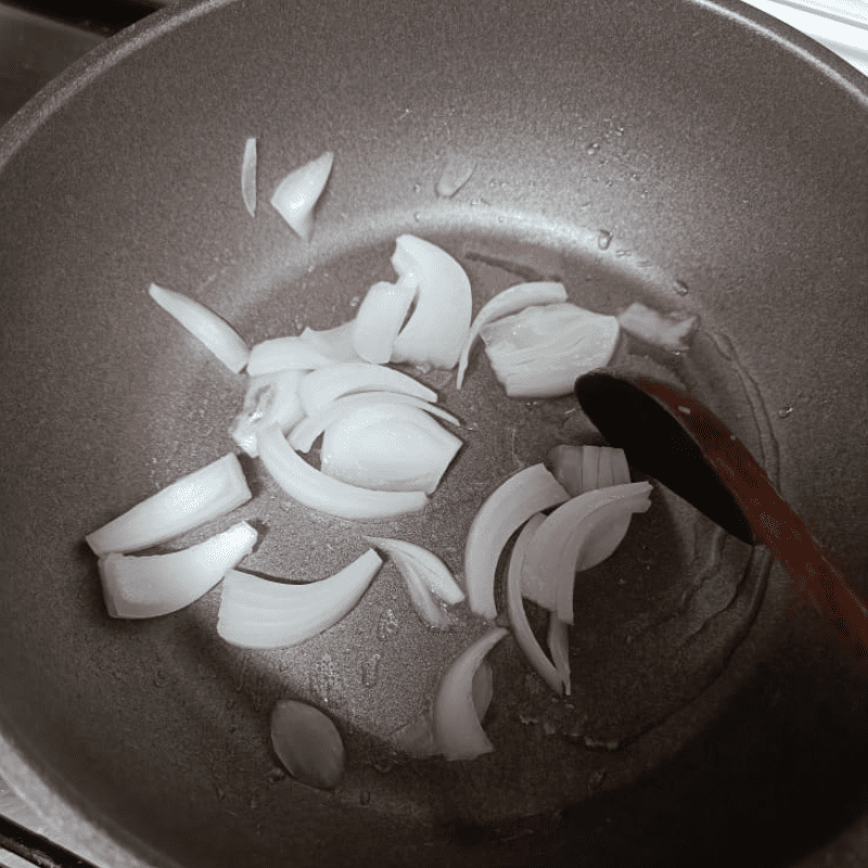 Step 3 Stir-fry the heart for Pork Heart Porridge with Potatoes