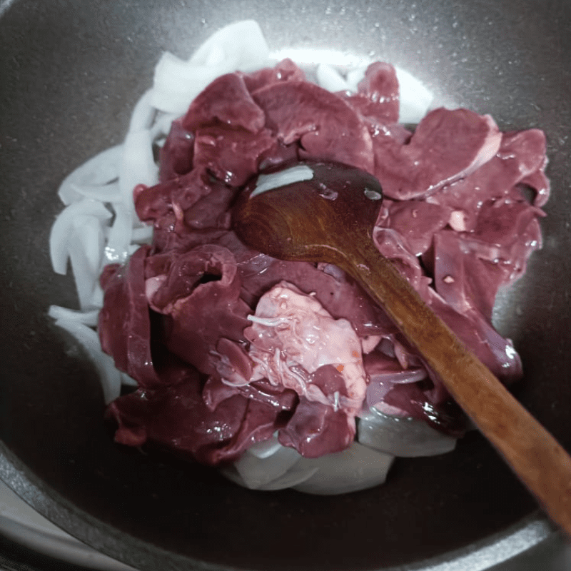 Step 3 Stir-fry the heart for Pork Heart Porridge with Potatoes