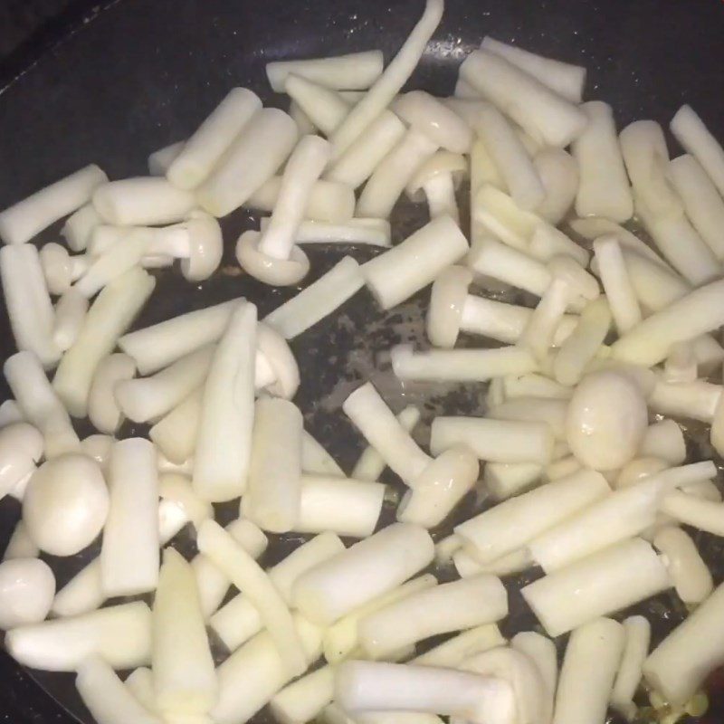 Step 2 Making mushroom sauce Tofu with seafood mushroom sauce (snow white mushroom)