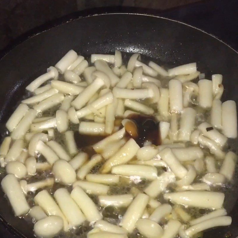 Step 2 Making mushroom sauce Tofu with seafood mushroom sauce (snow white mushroom)