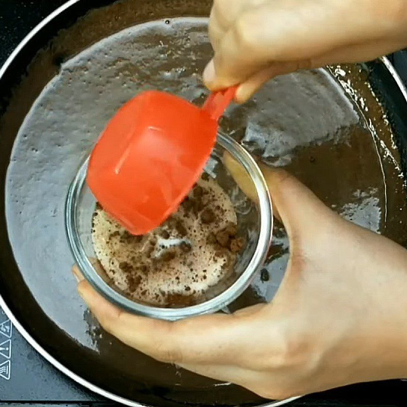 Step 1 Make the chocolate sauce Almond chocolate ice cream