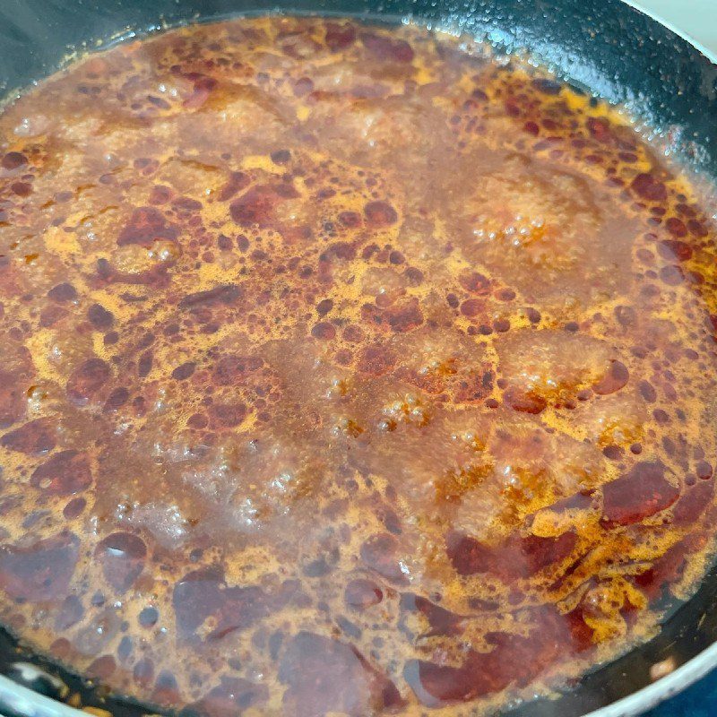 Step 3 Making the seasoning sauce Dried chicken with lime leaves (Recipe shared by a user)