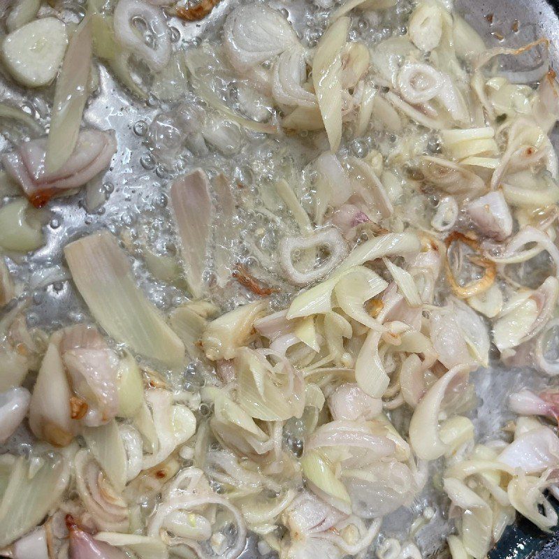 Step 3 Making the seasoning sauce Dried chicken with lime leaves (Recipe shared by a user)