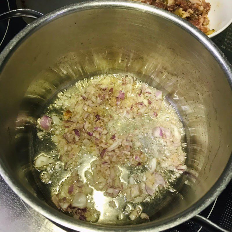 Step 3 Make meat sauce for Nam Vang noodle