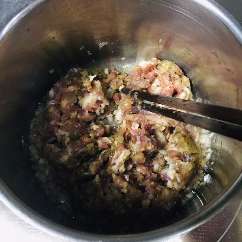 Step 3 Make meat sauce for Nam Vang noodle