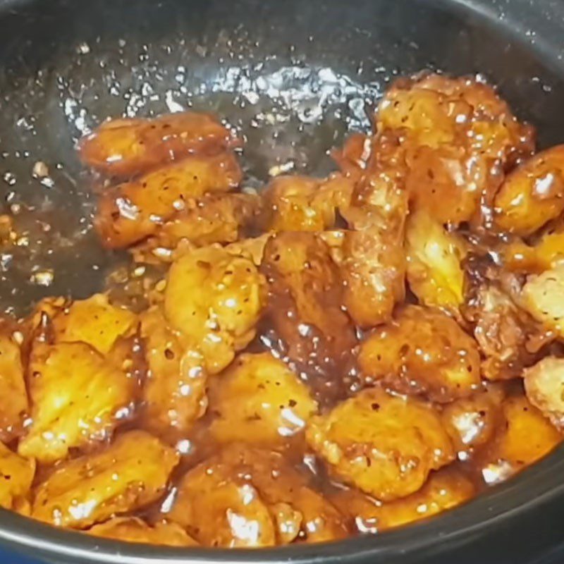 Step 5 Make sauce and braise meat Vegetarian braised pork with pepper