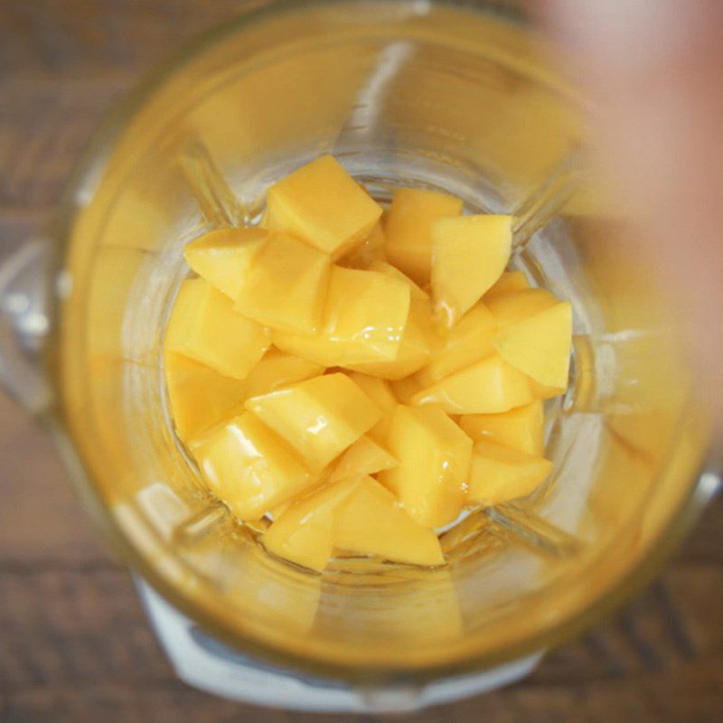 Step 6 Making mango sauce for pan-seared duck breast with vegetable cream sauce