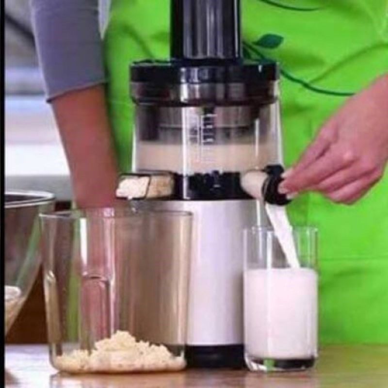 Step 2 Making lotus seed milk with a slow juicer Processing lotus seed milk with a slow juicer