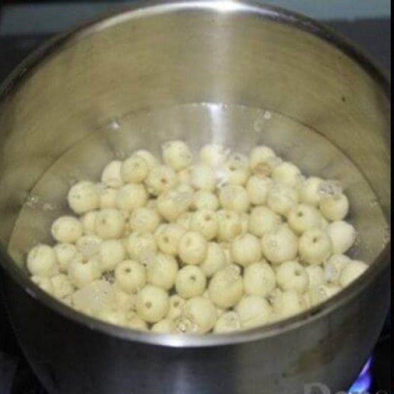 Step 2 Making lotus seed milk with a slow juicer Processing lotus seed milk with a slow juicer