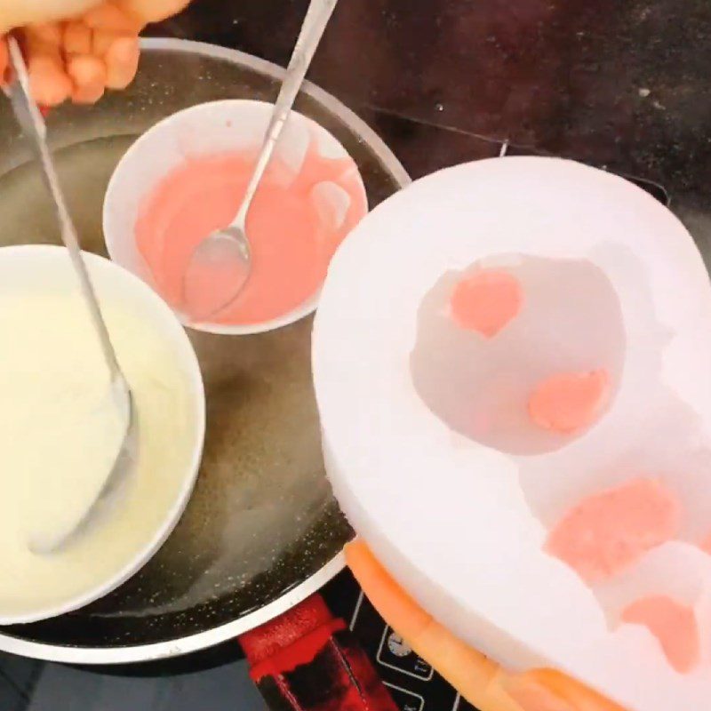 Step 2 Make jelly pig bathing in coconut milk white fungus dessert