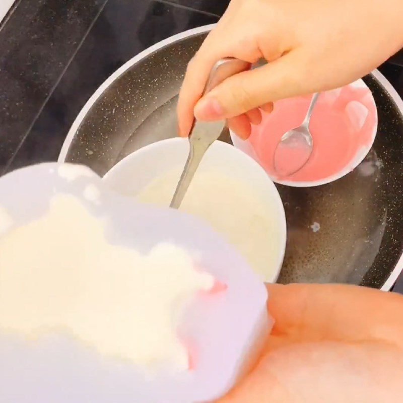 Step 2 Make jelly pig bathing in coconut milk white fungus dessert