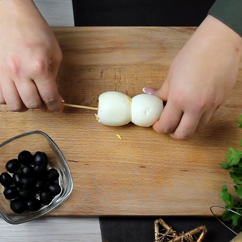 Step 1 Making the snowman body from quail eggs