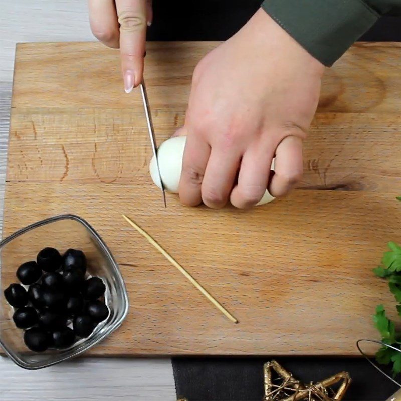 Step 1 Making the snowman body from quail eggs