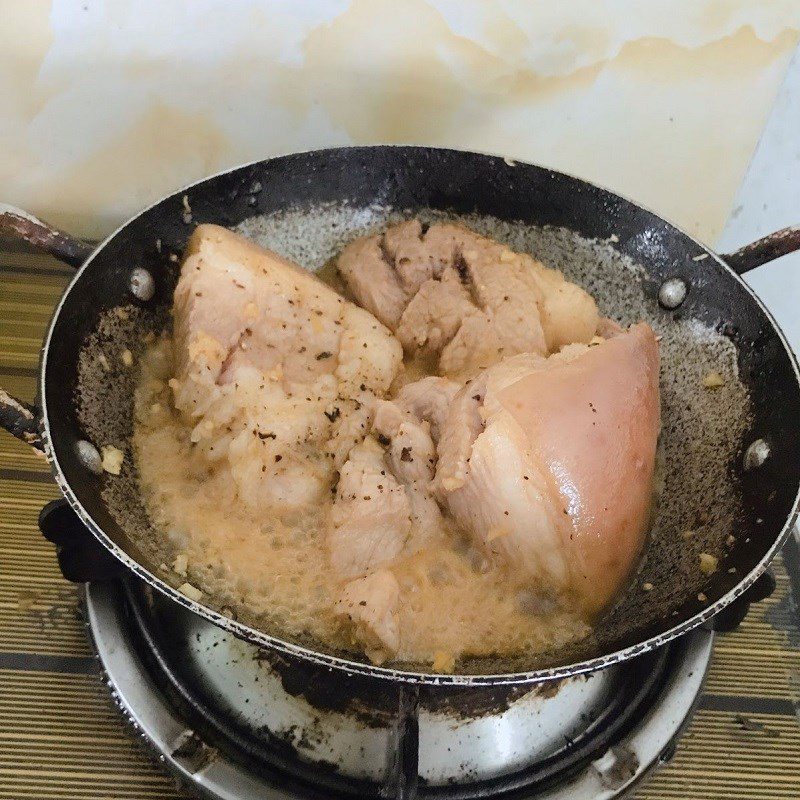 Step 3 Cooking pork braised in coconut water Pork braised in coconut water (recipe shared by user)