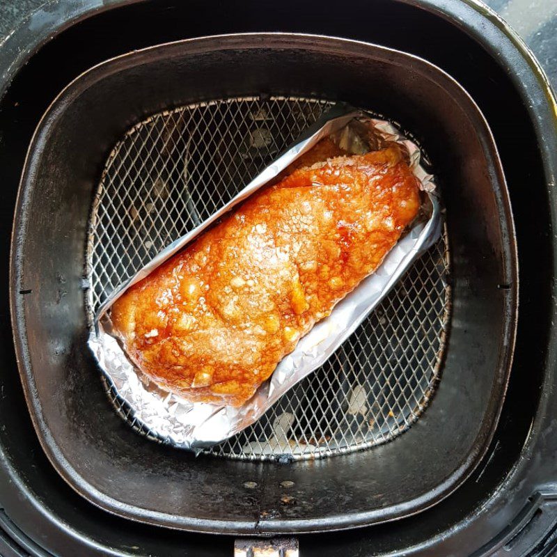 Step 4 Roasting pork in an air fryer Wet cake with roasted pork using an air fryer