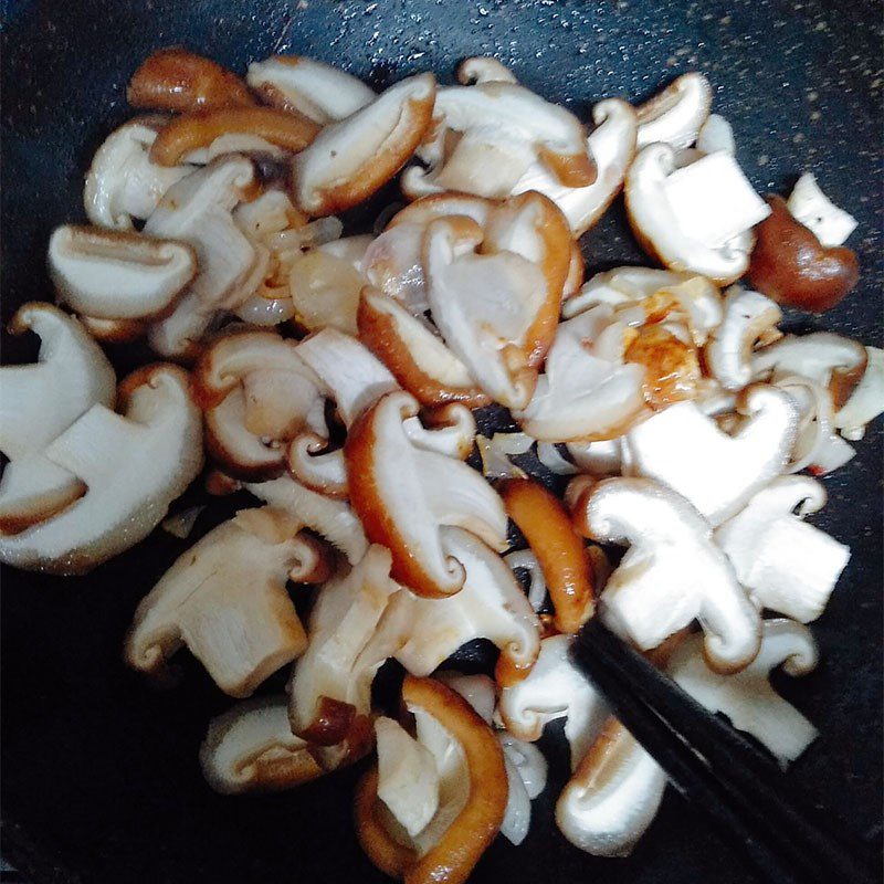 Step 3 Stir-fried pork with shiitake mushrooms Stir-fried pork with shiitake mushrooms