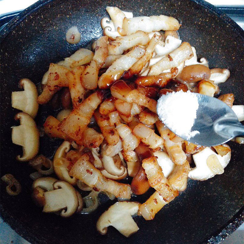 Step 3 Stir-fried pork with shiitake mushrooms Stir-fried pork with shiitake mushrooms