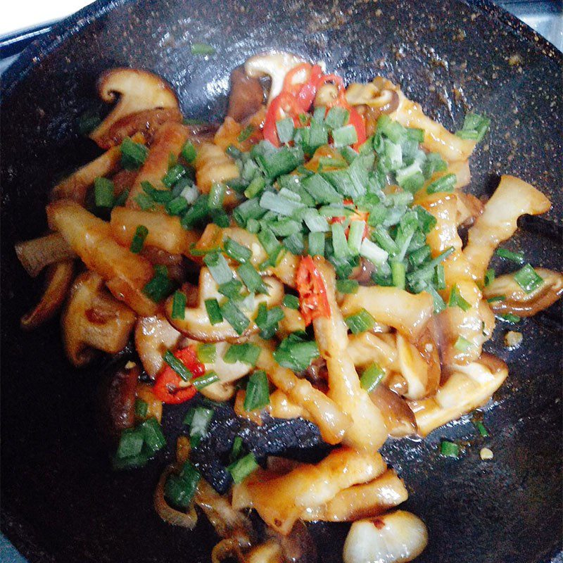 Step 3 Stir-fried pork with shiitake mushrooms Stir-fried pork with shiitake mushrooms