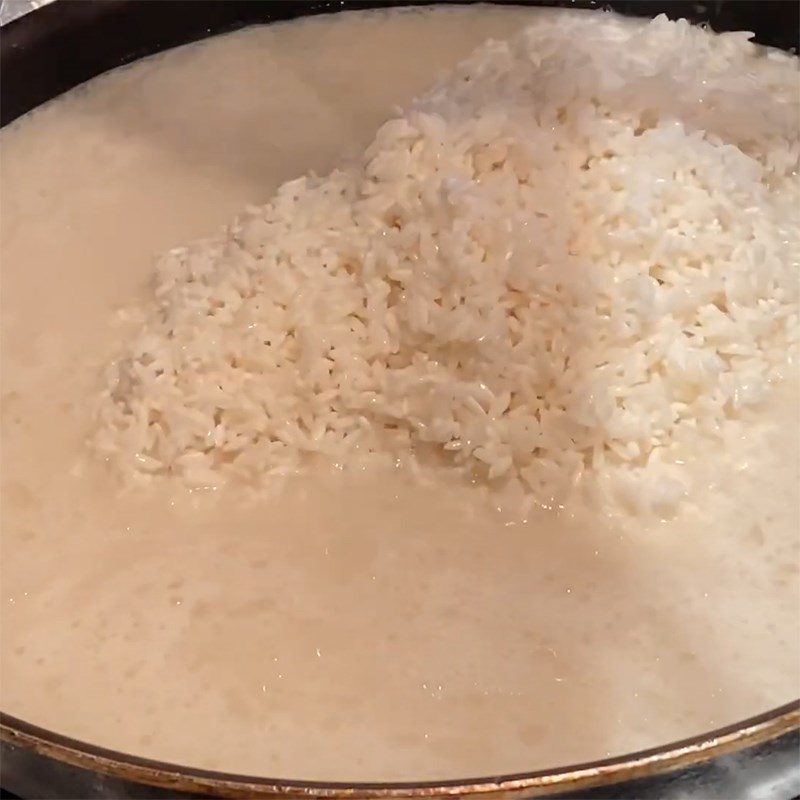 Step 3 Sauté the glutinous rice for vegetarian coconut cake