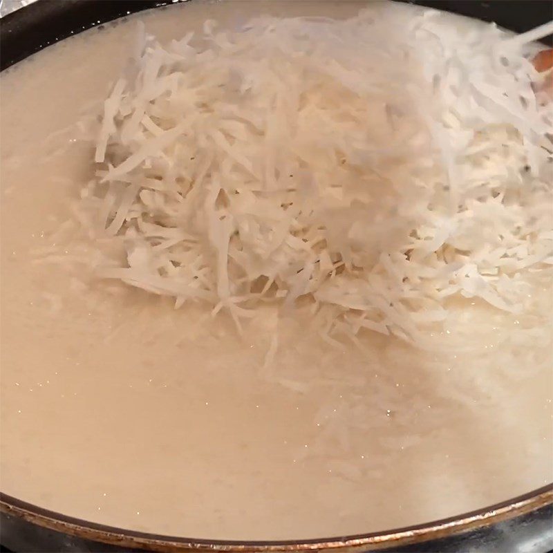 Step 3 Sauté the glutinous rice for vegetarian coconut cake