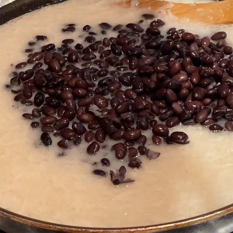 Step 3 Sauté the glutinous rice for vegetarian coconut cake