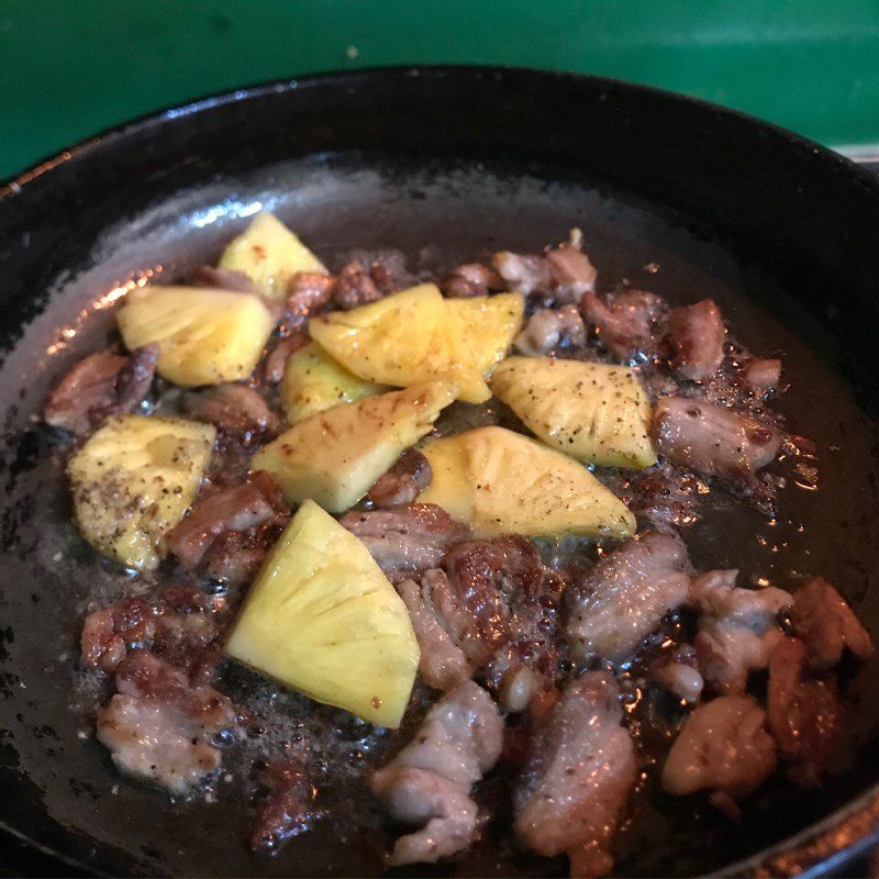 Step 2 Making Pineapple Stir-Fried Pork Pineapple Stir-Fried Pork