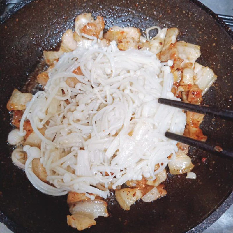 Step 3 Make sautéed pork with king oyster mushrooms Pork sauté with king oyster mushrooms