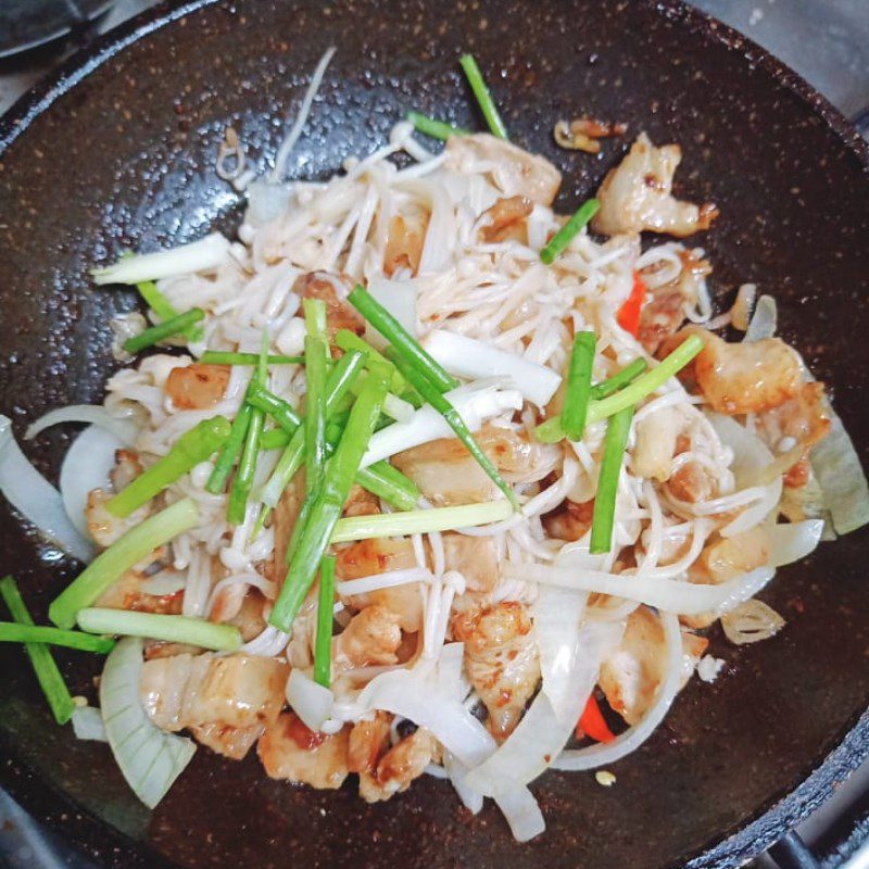 Step 3 Stir-fried pork with enoki mushrooms Stir-fried pork with enoki mushrooms