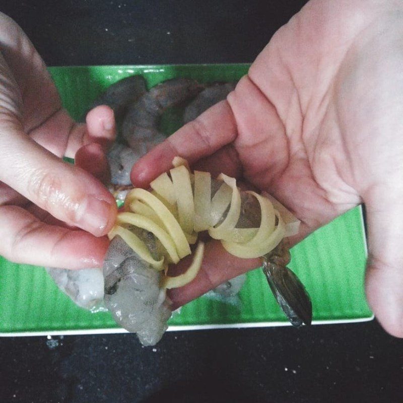 Step 3 Making fried potato-wrapped shrimp Shrimp wrapped in fried potatoes using an air fryer