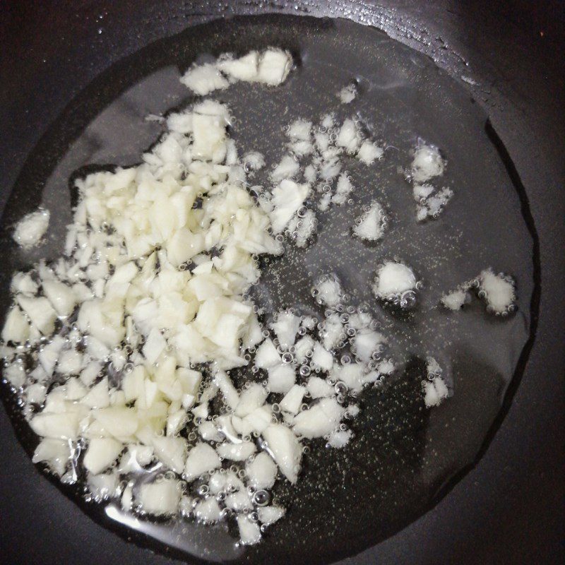 Step 3 Make garlic shrimp sauce Salad with fresh shrimp