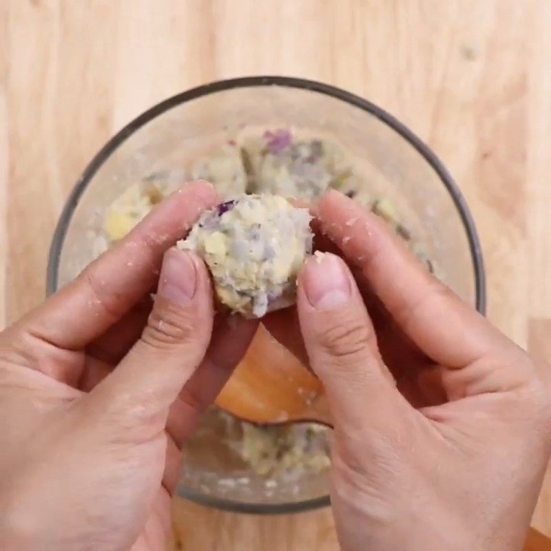 Step 2 Make shrimp and lotus seed balls for cauliflower soup