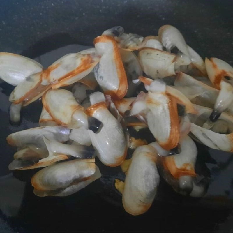 Step 3 Make stir-fried razor clams with tamarind Stir-fried razor clams with tamarind