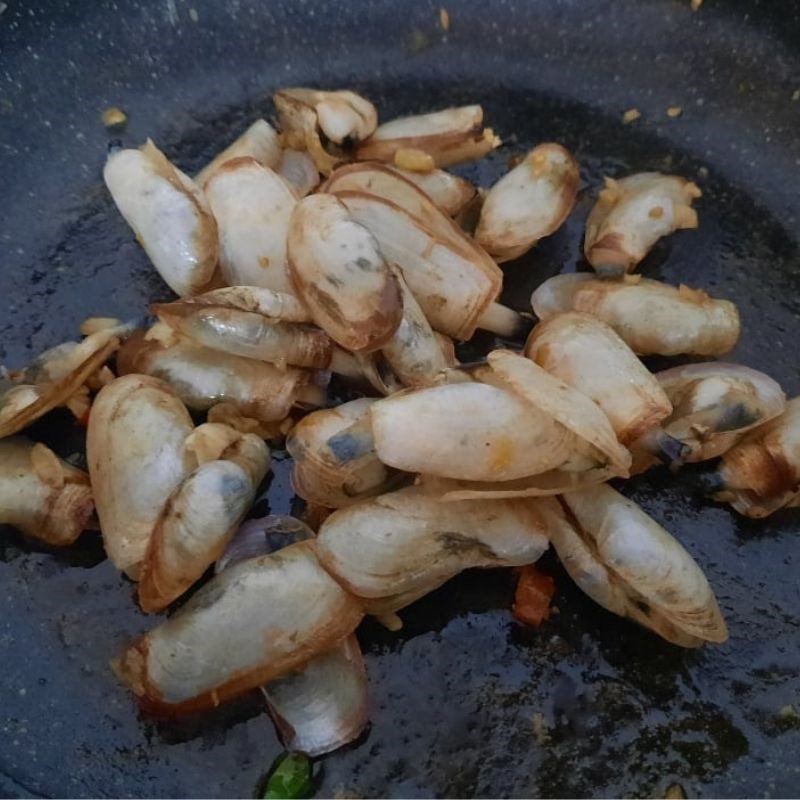 Step 3 Stir-fried razor clams with tamarind