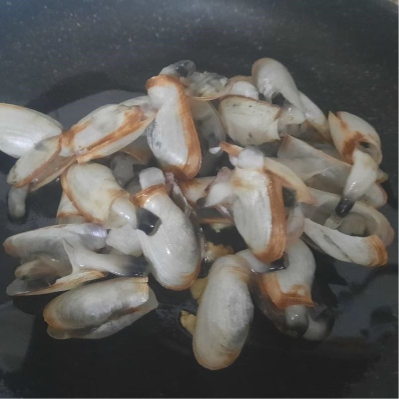 Step 2 Stir-fried razor clams with garlic Razor clams (elephant trunk snail) stir-fried with garlic