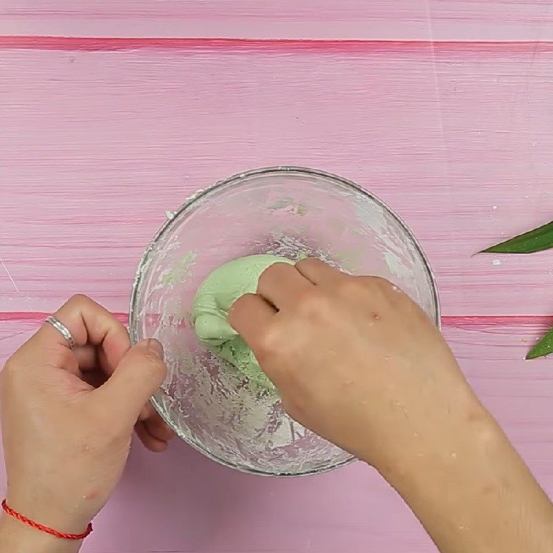 Step 3 Make pandan glutinous rice balls without filling