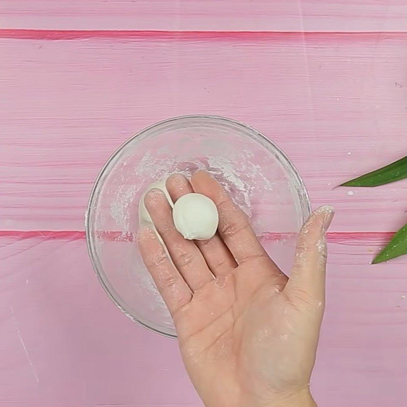 Step 2 Make glutinous rice balls with pandan leaves without filling