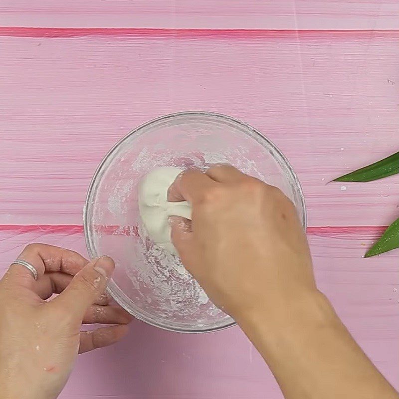 Step 2 Make glutinous rice balls with pandan leaves without filling