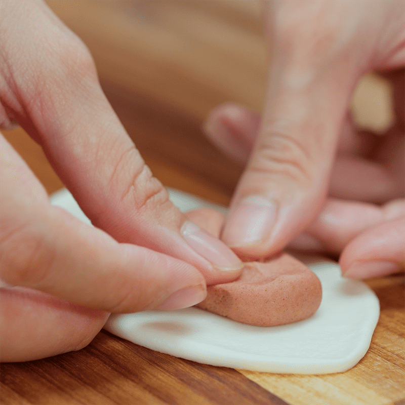 Step 3 Make the cake wrapper for the multi-layer peach blossom cake with red bean filling