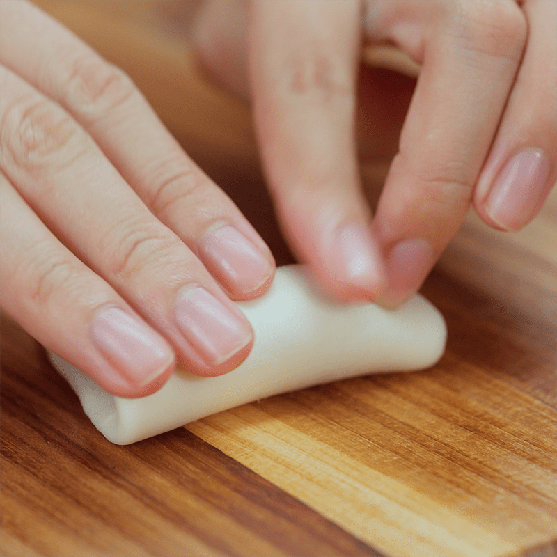 Step 3 Make the cake wrapper for the multi-layer peach blossom cake with red bean filling