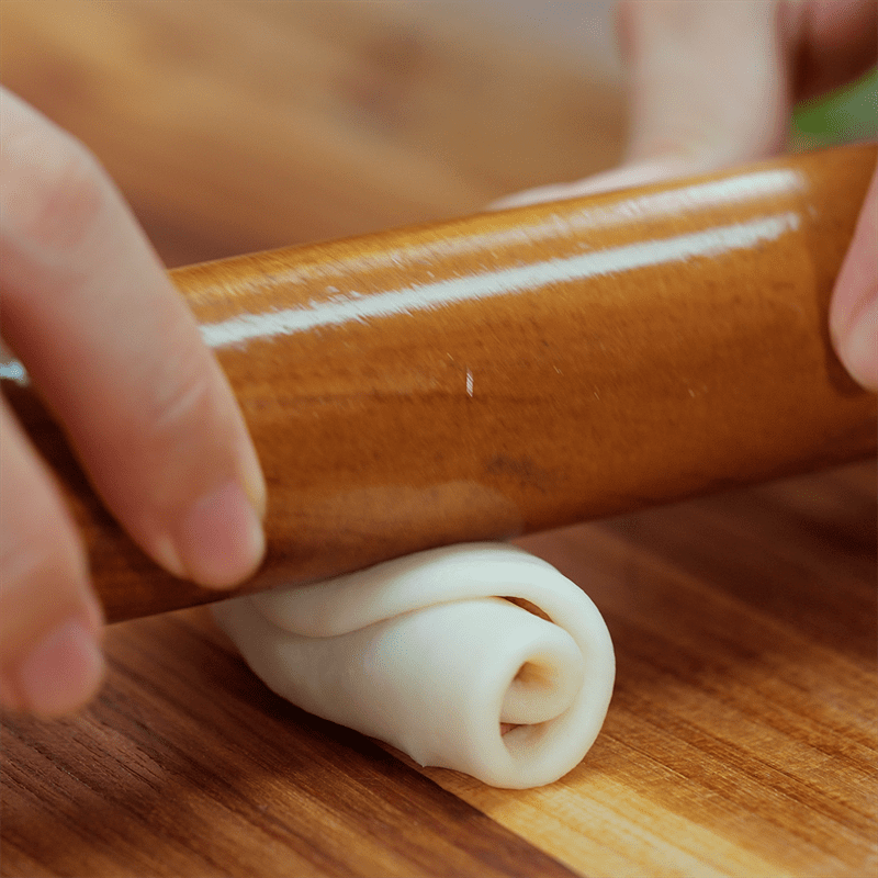 Step 3 Make the cake wrapper for the multi-layer peach blossom cake with red bean filling