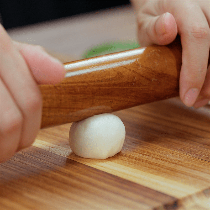 Step 3 Make the cake wrapper for the multi-layer peach blossom cake with red bean filling