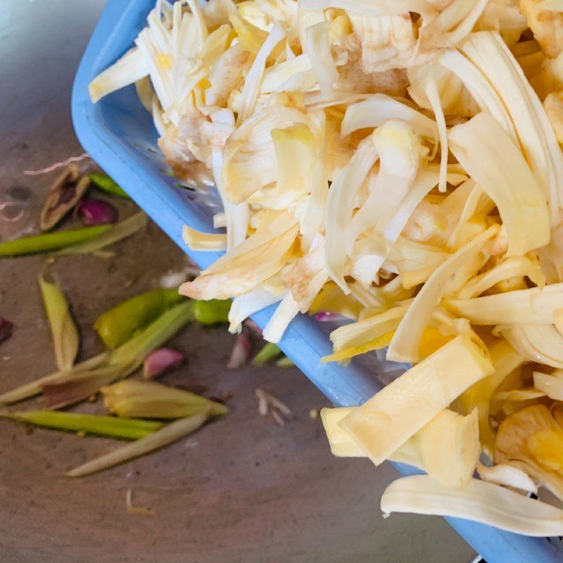 Step 2 Stir-fried jackfruit fibers with lemongrass and chili Stir-fried jackfruit fibers with lemongrass and chili