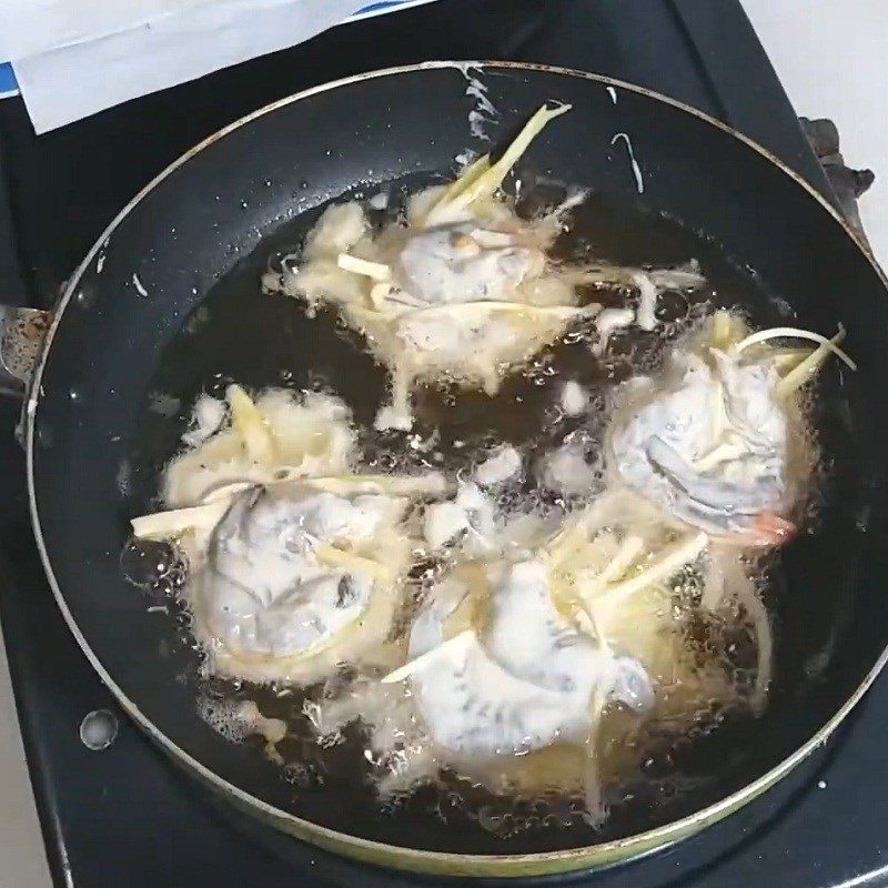 Step 5 Roll the dough and fry the cakes West Lake shrimp cake