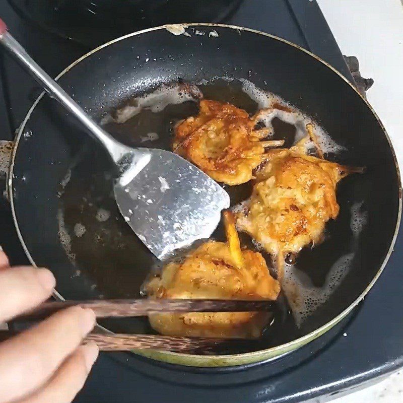 Step 5 Roll the dough and fry the cakes West Lake shrimp cake