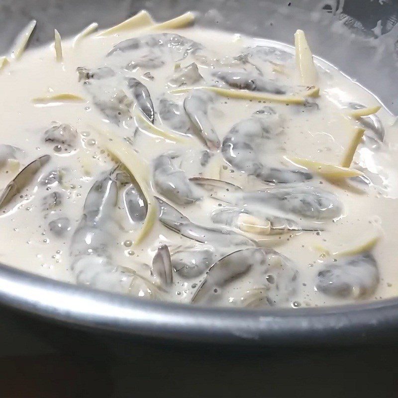 Step 5 Roll the dough and fry the cakes West Lake shrimp cake