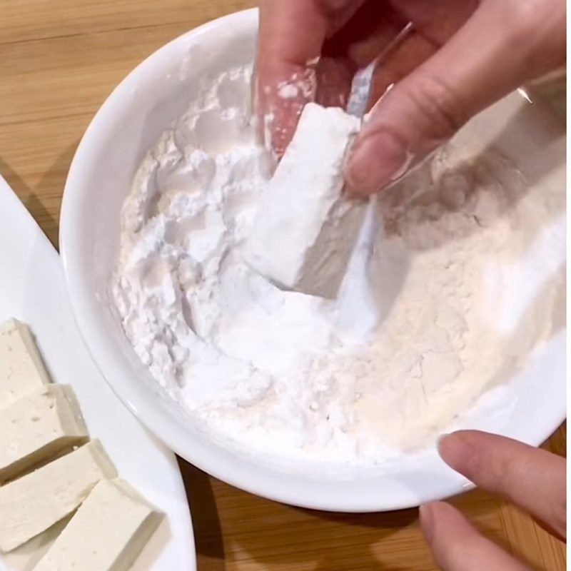 Step 3 Dust with flour and fry the tofu Roasted tofu with chili salt