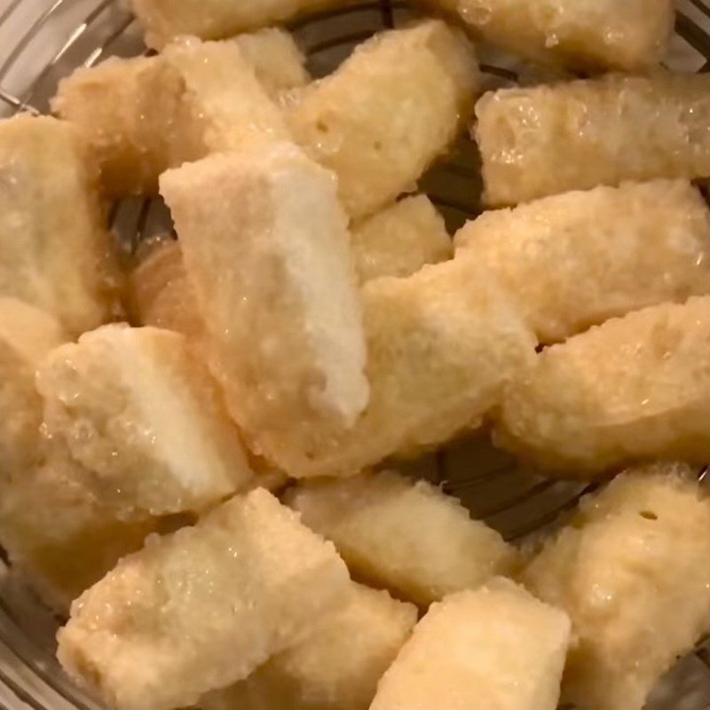 Step 3 Roll the flour and fry the tofu Fried tofu with salt and chili