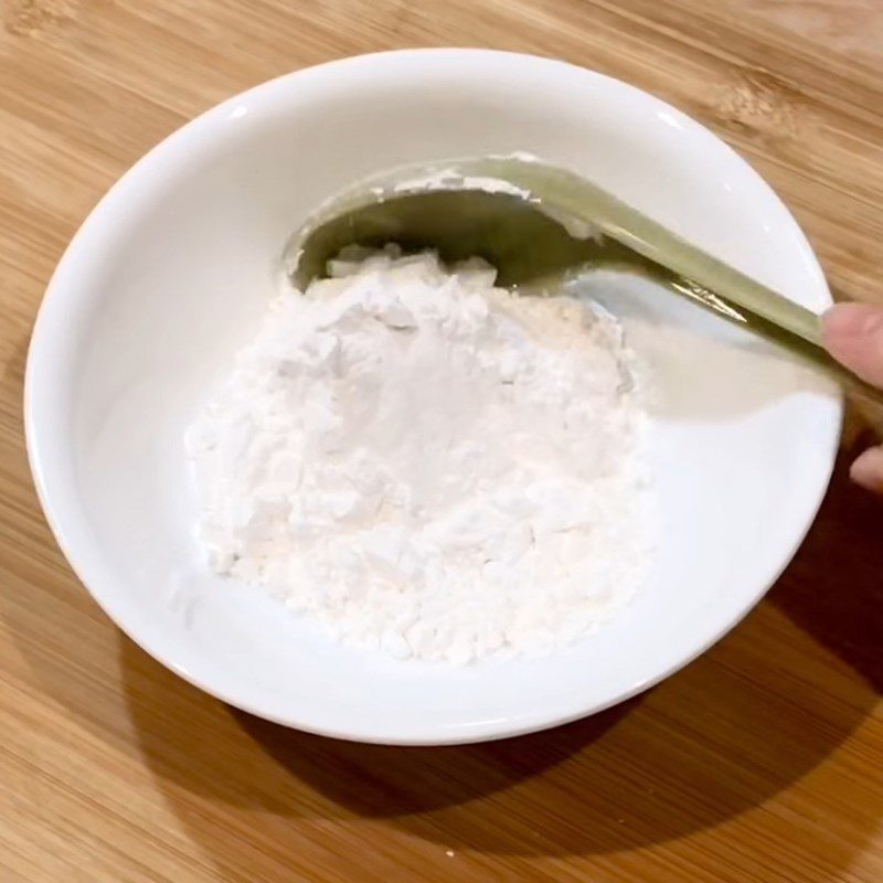 Step 3 Dust with flour and fry the tofu Roasted tofu with chili salt